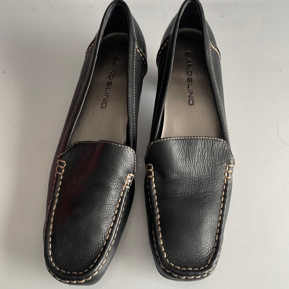 Bandolino women’s black leather heels shoes pumps slip on size 8 M White stitch